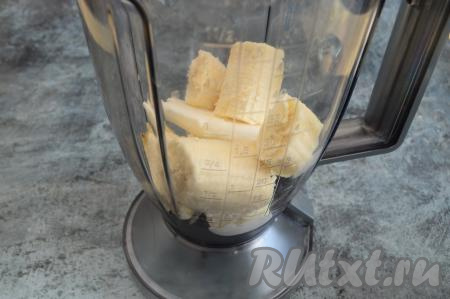 Банан очистить, разломать на кусочки и добавить в чашу блендера к мороженому.