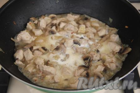 Добавить в сковороду к готовой курице и грибам соль, специи по вкусу, влить сливки, перемешать. Довести сливки до кипения и потомить пару минут на медленном огне.