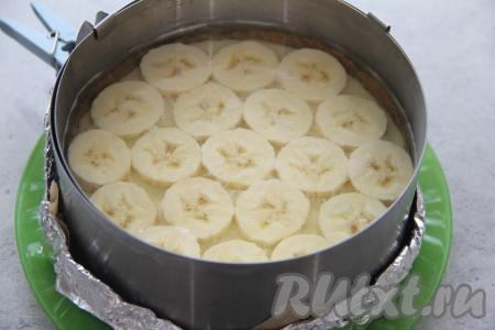 Аккуратно влить получившуюся желатиновую заливку поверх бананов так, чтобы заливка покрыла бананы полностью. Убрать чизкейк в холодильник на ночь (до полного застывания).