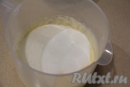 Взбить массу миксером до однородности. Затем влить смесь кефира и соды, ещё раз взбить миксером.
