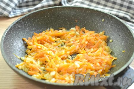 Очищаем морковку и лук. Мелко нарезаем лук, натираем на крупной тёрке морковку и перекладываем в сковороду, в которой обжаривалась картошка. Огонь убавляем до среднего. Жарим морковку с луком 5 минут (до мягкости овощей), иногда перемешивая.