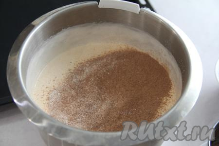 Во взбитую яично-сахарную массу всыпать разрыхлитель и какао, небольшими частями начать добавлять муку, тщательно перемешивая тесто с помощью лопатки.