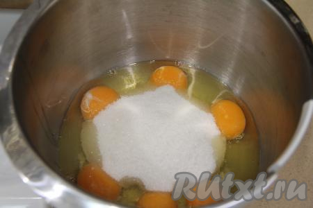 Теперь займёмся выпечкой бисквита, для этого в чаше миксера нужно соединить яйца и сахар.