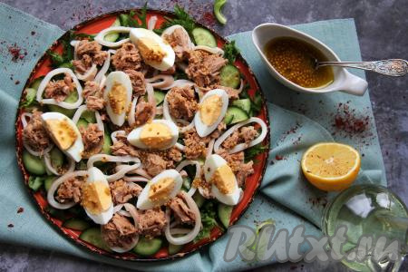 Вкусный, аппетитный салат, приготовленный с кальмарами и консервированным тунцом, полить заправкой и сразу подать к столу. Уверена, это простое, ароматное блюдо понравится многим!