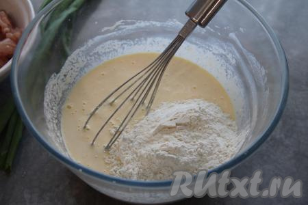 Всыпать муку и соль. Перемешать тесто венчиком, оно получится не очень густым и вязким, будет напоминать достаточно густую сметану или тесто для оладий.