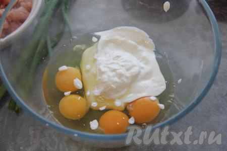 Вначале замесим тесто для заливного пирога, для этого в глубокой миске нужно соединить яйца и сметану, перемешать венчиком.
