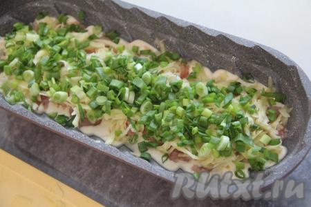 Нарезать мелко зелёный лук, а затем равномерно выложить его поверх картошки.
