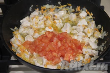 Добавить помидор в сковороду, перемешать и обжаривать 2-3 минуты.