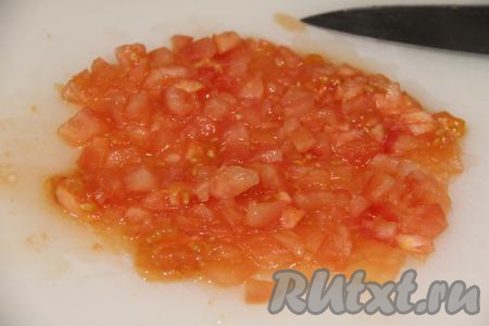 Вымытый помидор обдать кипятком, снять шкурку, а затем нарезать мелко. 