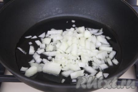 Морковку и лук очистить. В сковороде хорошо прогреть растительное масло и выложить достаточно мелко нарезанную луковицу, обжаривать её до прозрачности (3-4 минуты), иногда помешивая, на среднем огне.