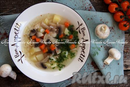 Сытный, вкусный, ароматный куриный суп с грибами и рисом разлить по тарелкам, по желанию, добавить нарезанную зелень и сразу подать к столу.