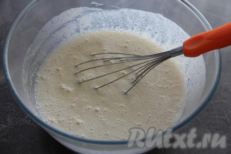 Оставить тесто для манника на 15-20 минут (манка за это время набухнет). 