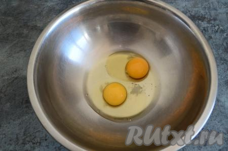 Вбить сырые яйца в глубокую миску, всыпать 2 щепотки соли.