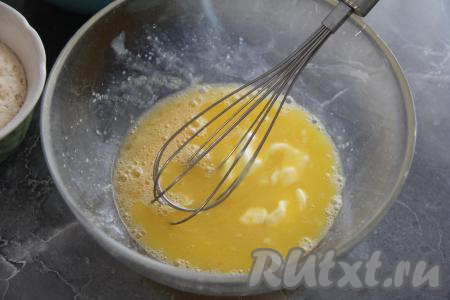 Сливочное масло растопить (это можно сделать в микроволновке или на плите), дать ему немного остыть и влить в яичную смесь, перемешать.