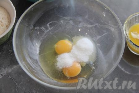 В достаточно глубокой миске соединить яйца,  соль, ванильный сахар, оставшийся сахар, перемешать яичную смесь венчиком.