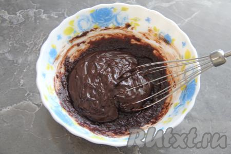 Шоколад растопить, дать ему немного остыть. Растопленный шоколад добавить в смесь масла и какао, перемешать венчиком и шоколадная начинка готова.