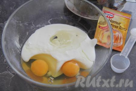 В глубокой миске соединить кефир, яйца, растительное масло, перемешать венчиком.