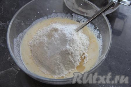 Всыпать соль, сахар и разрыхлитель, частями начать всыпать муку, перемешивая тесто вначале столовой ложкой.
