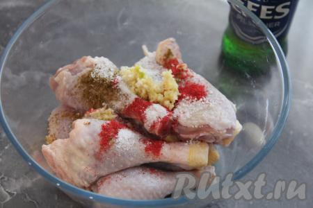К куриным ножкам добавить чеснок, соль по вкусу и специи (я добавила специи для курицы и паприку).