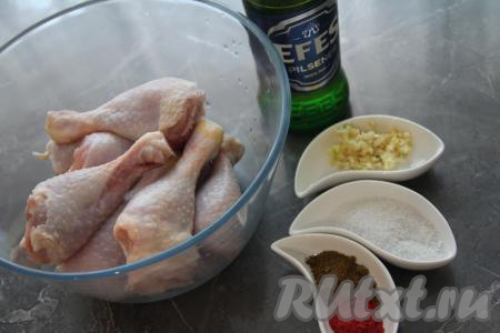 Подготовить продукты для приготовления куриных ножек в пиве на сковороде. Куриные ножки промыть и обсушить. Пропустить через пресс очищенные зубчики чеснока.