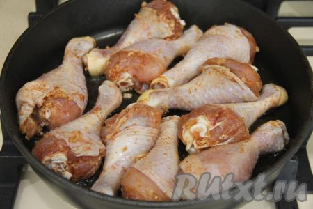 В сковороду влить растительное масло и хорошо прогреть. Выложить куриные ножки в один слой.