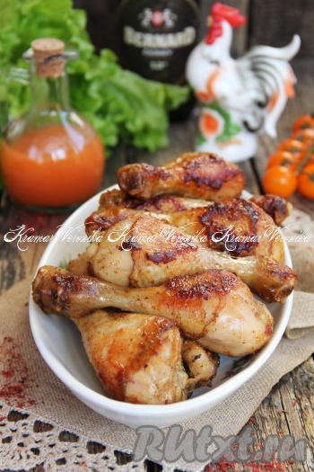 Переложить вкусные, нежнейшие куриные ножки со сковороды на блюдо и подать к столу. Кстати, таким способом в пиве можно потушить любые порционные части курицы.