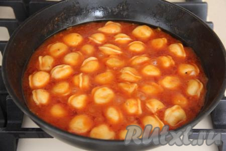 Готовые пельмени переложить со сковороды по тарелкам и подать к столу в горячем виде вместе с томатным соусом.