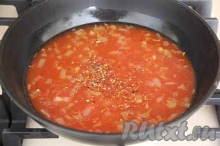 Влить воду, посолить по вкусу, добавить любимые специи, перемешать получившийся томатный соус. 