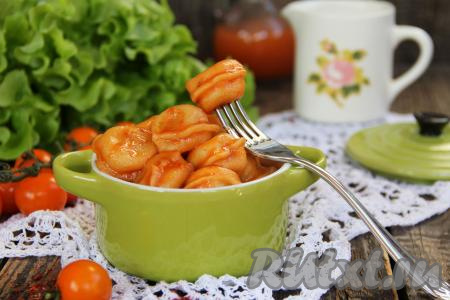Пельмени в томатном соусе на сковороде