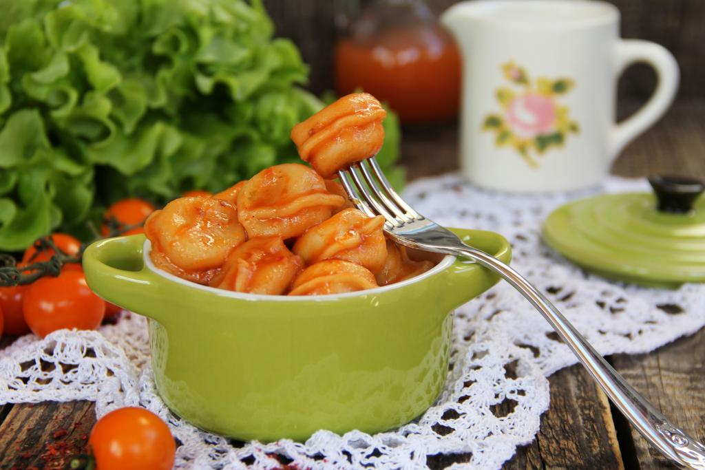 Пельмени в томатном соусе с сырной корочкой