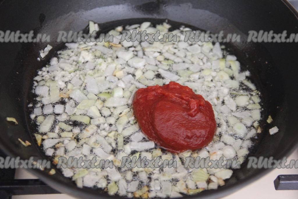 Пельмени в томатно-овощном соусе на сковороде