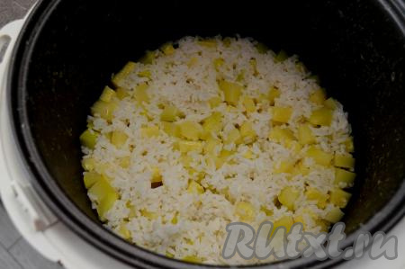 Через 30 минут аккуратно, чтобы не ошпариться, открыть крышку мультиварки и проверить рис на готовность (это проще всего сделать на вкус). Если рис не готов, тогда выставите ещё 5-10 минут и проварите рис с кабачками. Вода должна полностью выпариться.