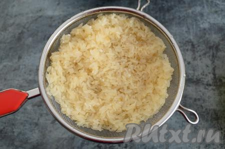 Рис несколько раз промыть проточной водой (удобно это делать, выложив рис в объёмное сито), затем оставить на пару минут, чтобы с рисинок стекла вода.