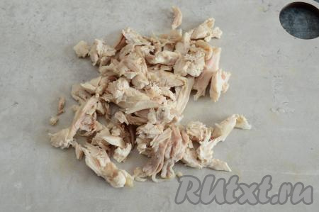 Куриное мясо, отделённое от костей, нарезать на небольшие кусочки.