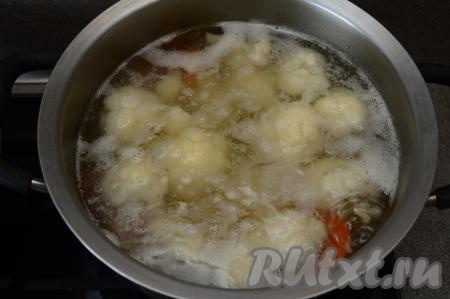 После закипания варить курино-овощной суп на небольшом огне минут 25 (до готовности морковки и картофеля). Готовность можно проверить, проколов морковку и картофель вилкой (если вилка легко входит в овощи, значит они готовы). Во время варки посолить суп по вкусу. Снять суп с огня, дать остыть 4-5 минут.