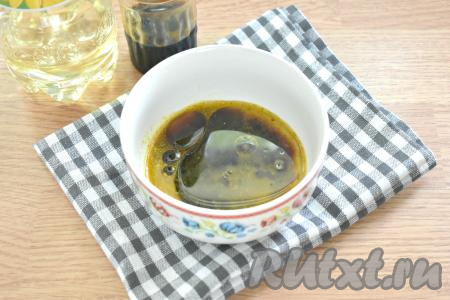 В маринад вливаем растительное масло и соевый соус.