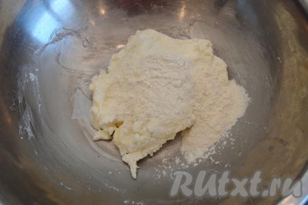 Начать постепенно добавлять муку, каждый раз тщательно вмешивая её в тесто для вареников.