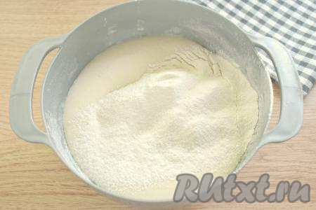 По истечении 30 минут опара увеличится в объёме, начинаем частями добавлять оставшуюся просеянную муку, перемешивая тесто сначала ложкой.