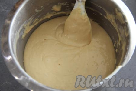 Тесто для медового коржа должно получиться очень воздушным, не очень густым (оно будет по консистенции напоминать тесто для оладий).