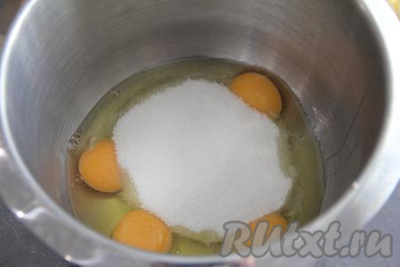 Пока крем остывает, нужно приготовить медовый бисквит. Для этого в чашу миксера (или другую ёмкость, удобную для взбивания) нужно разбить яйца и всыпать сахар.