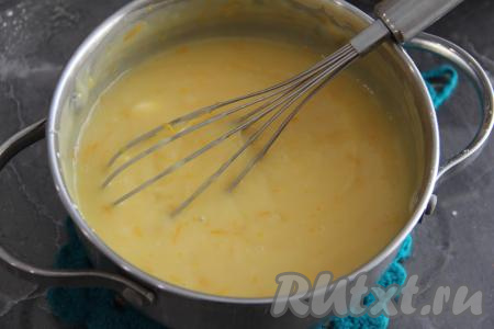 Накрыть апельсиновый крем пищевой плёнкой так, чтобы она лежала на поверхности крема - это не даст образоваться корочке на креме во время остывания. Оставить крем до полного остывания.
