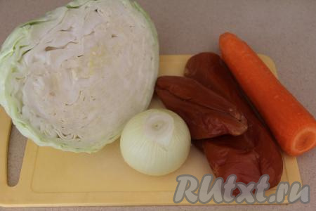 Подготовить продукты для приготовления капусты, тушёной с копчёной курицей. Лук, чеснок и морковь почистить.