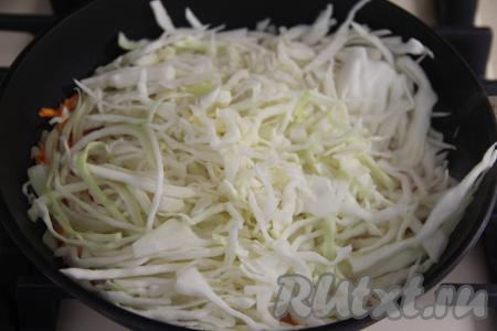 К обжаренным овощам добавить тонко нарезанную капусту, перемешать. Жарить капусту с морковью и луком в течение 20-30 минут (до мягкости капусты), накрыв сковороду крышкой, на небольшом огне. Если капуста недостаточно сочная, тогда, чтобы она не пригорела, в процессе обжаривания добавьте в сковороду 3-4 столовых ложки воды. Продолжительность обжаривания во многом зависит от сорта капусты. В конце приготовления посолить овощи, снять с огня, дать начинке для пирога остыть.