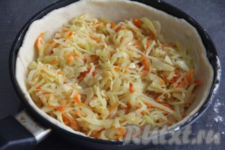 Выложить начинку из капусты в сковороду на тесто.