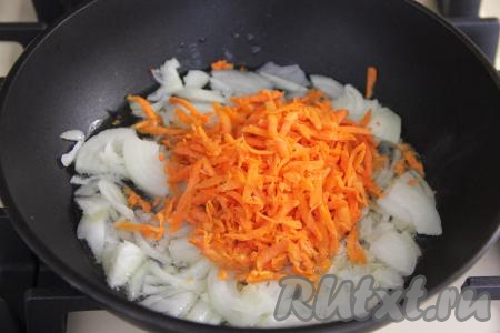 К обжарившемуся луку добавить очищенную морковку, натёртую на крупной тёрке. Овощи на сковороде перемешать и обжаривать 4-5 минут, иногда их помешивая.