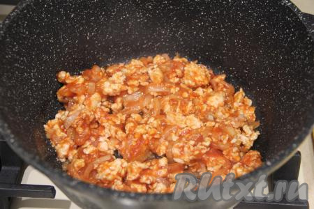 Фарш, смешанный с томатной пастой, переложить в толстостенную кастрюлю или глубокую сковороду (если вы изначально готовили в глубокой сковороде, тогда можно и продолжать в ней готовить). 