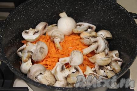 Крупные шампиньоны разрезать на 2-3 части, очень мелкие грибочки можно оставить целыми. Выложить грибы в сковороду с фаршем, морковкой и луком.