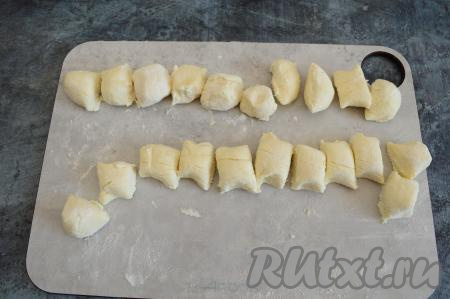 Ножом разрезать колбаски на части шириной примерно 1,5-2 сантиметра - это и будут заготовки ленивых вареников.