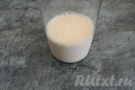 В чашу погружного блендера влить хорошо охлаждённое молоко.