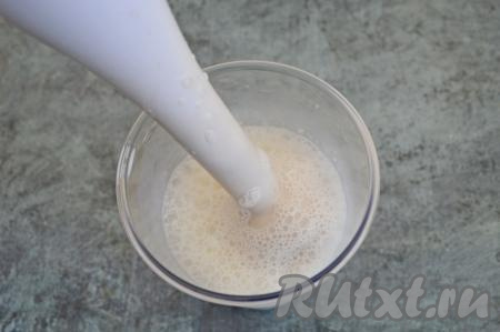 Взбить погружным блендером молоко и мороженое в течение 2-3 минут (до увеличения массы в объёме и появления устойчивых пузырьков). Взбиваем, двигая блендер "вверх-вниз". Затем можно попробовать молочный коктейль на вкус. Если сладости недостаточно, тогда можно положить сахар или жидкий мёд и пробить 1 минуту блендером.